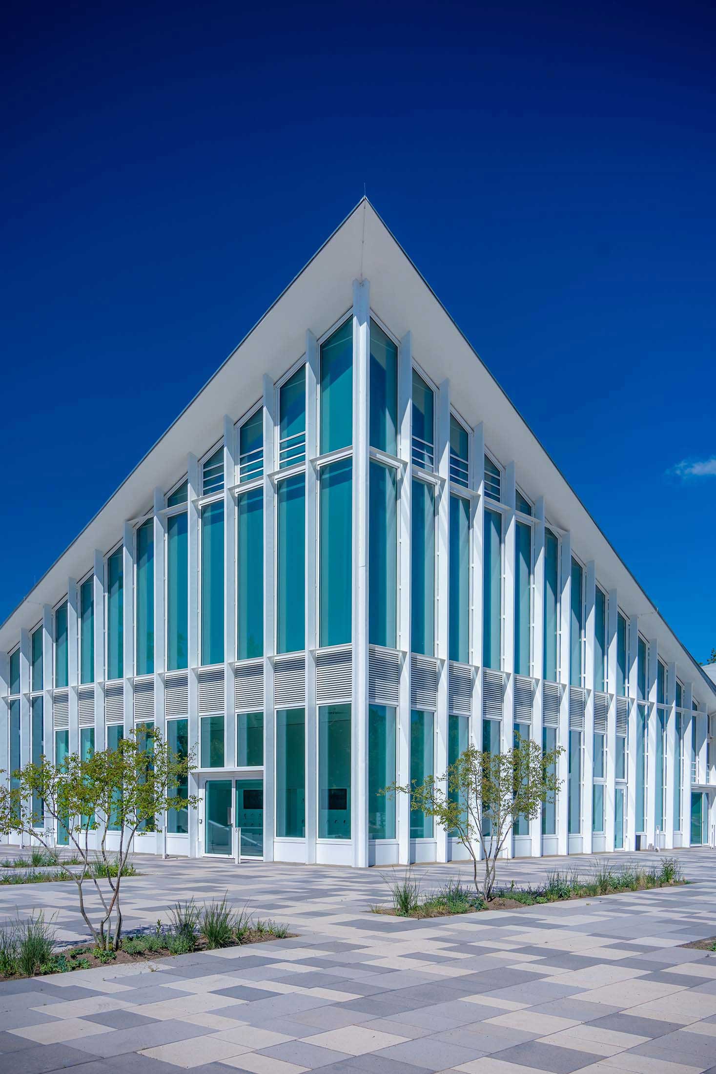 Außenansicht der Hyparschale Magdeburg mit ihrer markanten Betonschalenkonstruktion und umliegenden Grünflächen.