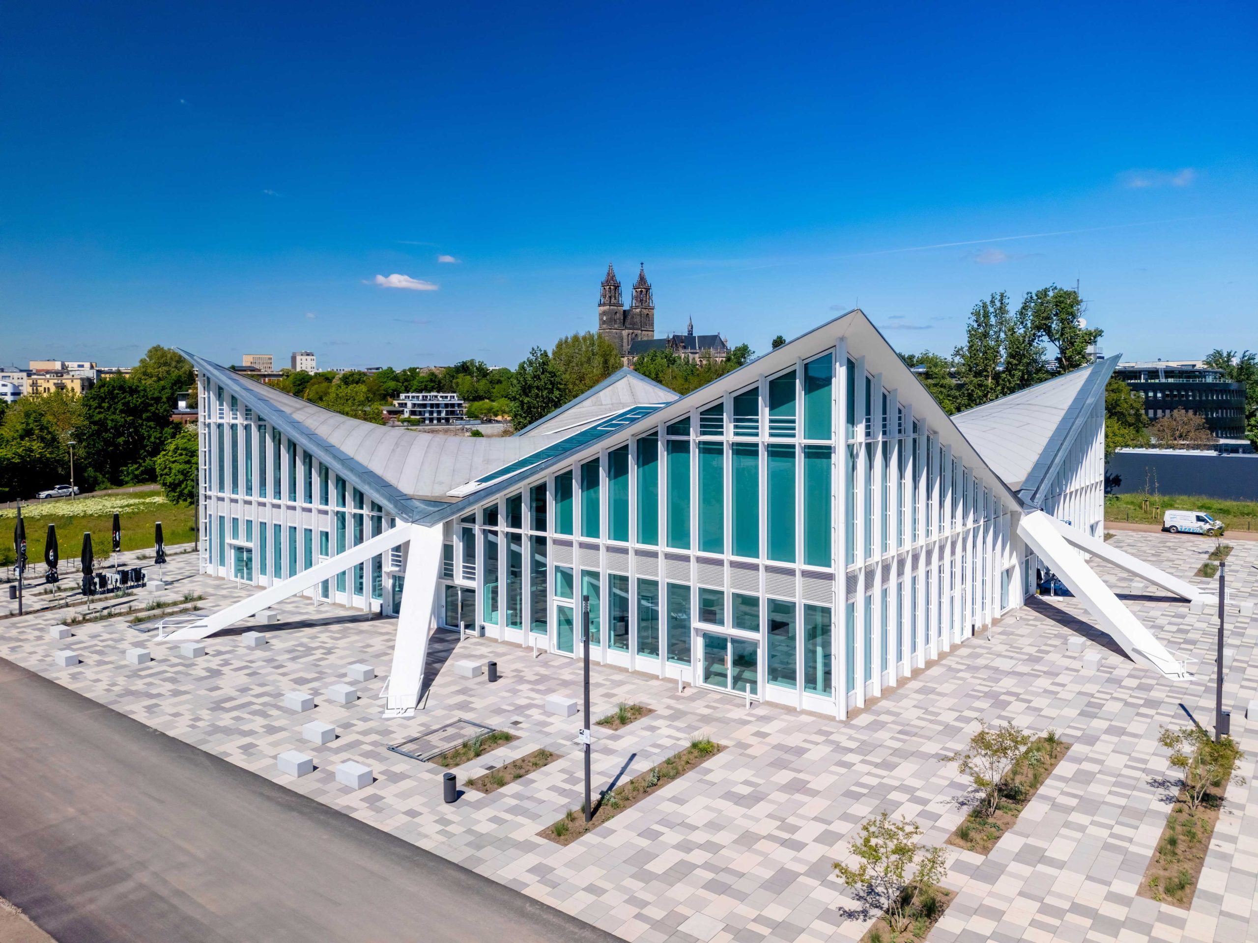 Panoramablick auf die Hyparschale Magdeburg am Ufer der Elbe in sonniger Atmosphäre.