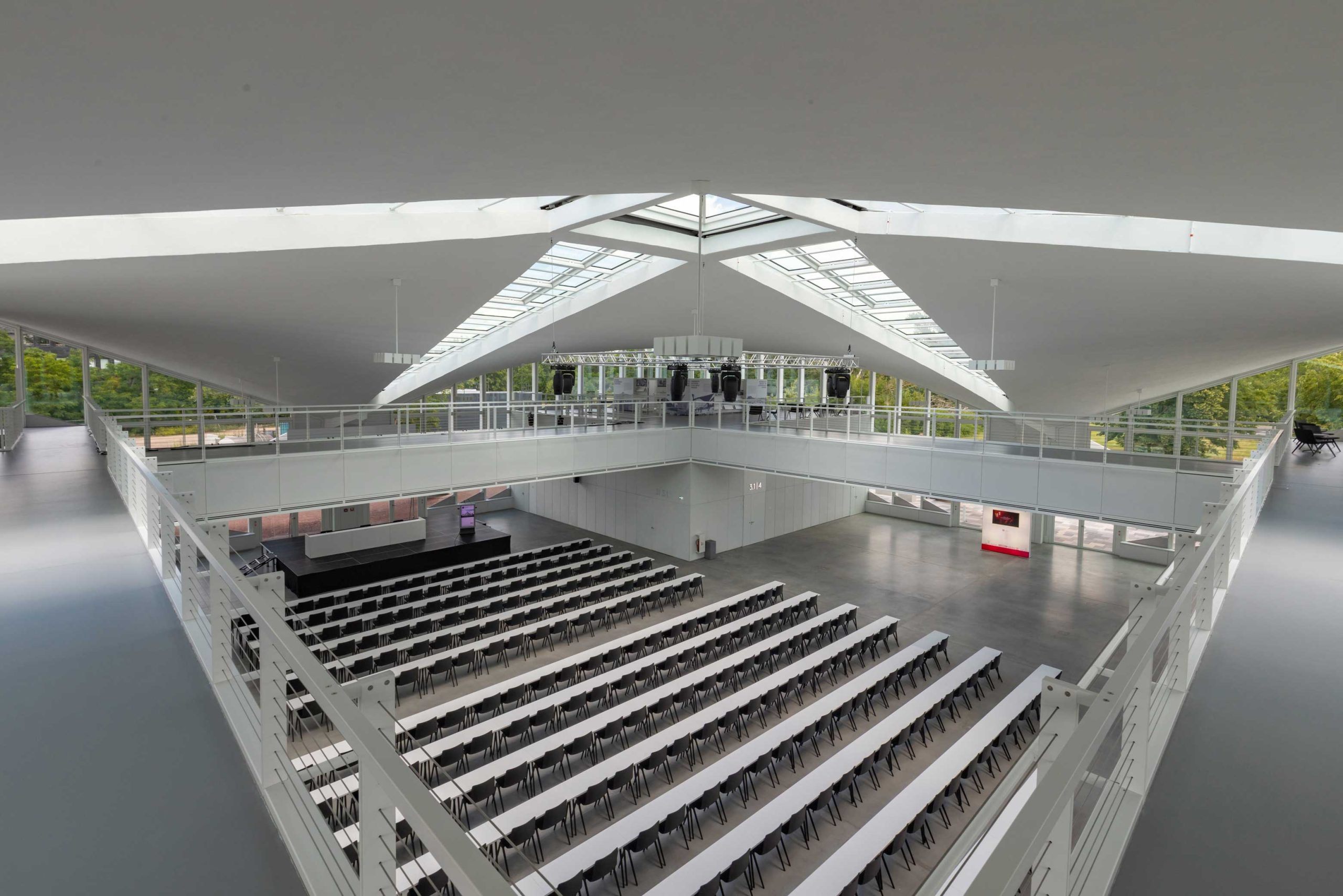 Architektonisches Detail der Hyparschale, das die geschwungene Dachform und die Betonstruktur hervorhebt.