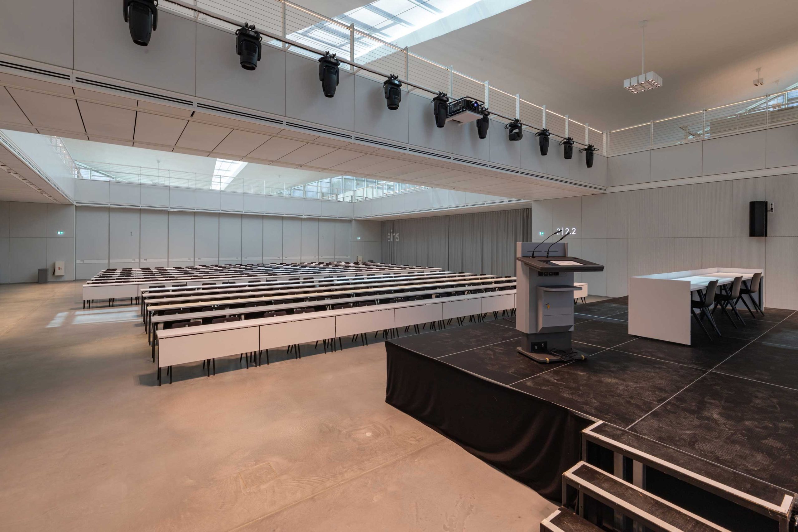 Weitläufiger Innenraum der Hyparschale mit technisch ausgestatteten Präsentationsflächen und natürlichem Lichteinfall.