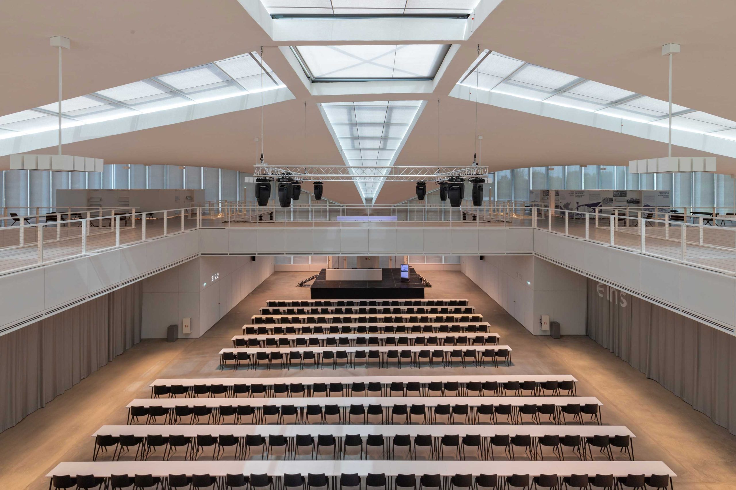 Modern ausgestatteter Veranstaltungsbereich der Hyparschale mit heller Akustikdecke und offener Raumarchitektur.